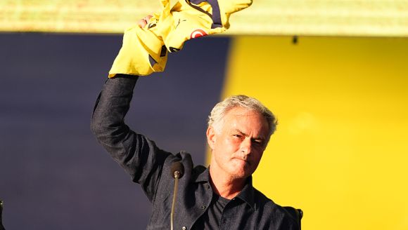 Jose Mourinho resmen Fenerbahçe'de!