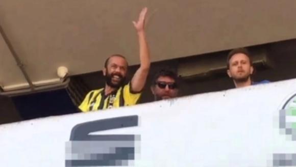 Fenerbahçe kongresine giden Sarp Akkaya taraftar ile tartıştı! Küfürler havada uçuştu