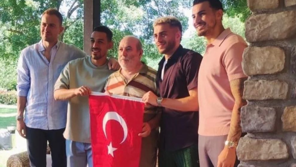 Milli futbolcular 'Bayrak asan dayı' olarak ünlenen adamı ziyaret etti