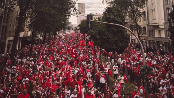 Türkiye - Hollanda maçına geri sayım! Maçın yapılacağı Berlin sokakları yıkılıyor