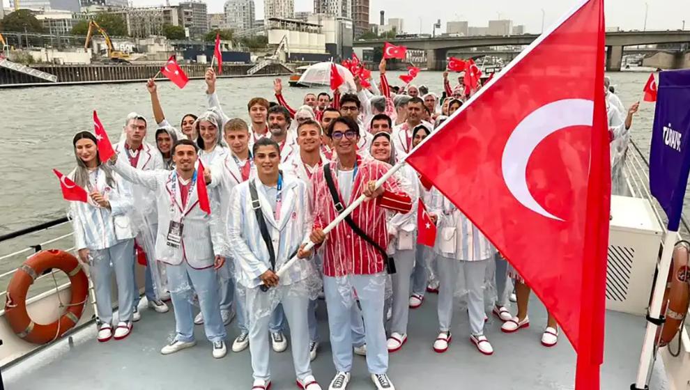 Olimpiyata giden Türk sporcuların kıyafetlerine tepki yağdı: Herkes pijamaya benzetti