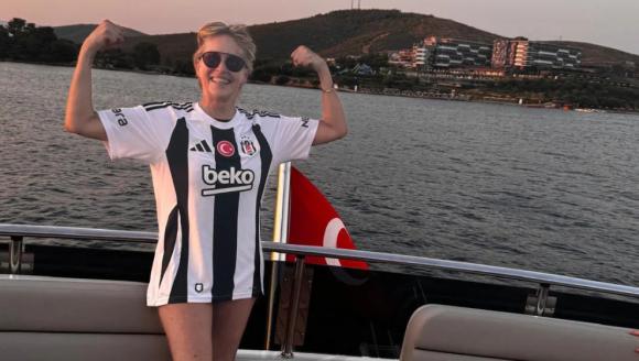 Sharon Stone'un Beşiktaş aşkı! Formayı giydi, poz verdi...