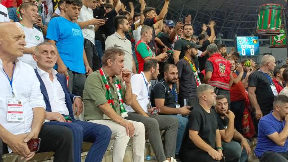 TFF Başkanı İbrahim Hacıosmanoğlu Amedspor taraftarı arasında maç izledi