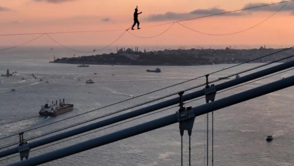 İstanbul Boğazı'nda 165 metre yükseklikte nefes kesti! Jan Roose Asya'dan Avrupa'ya ip üzerinde yürüdü!