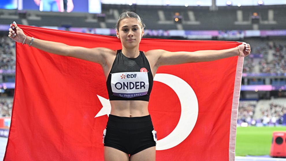 Aysel Önder, gümüş madalya kazandı