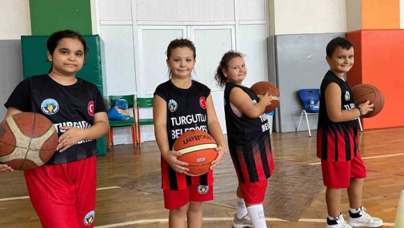 Turgutlu Belediyesinin basketbol kurs kayıtları devam ediyor