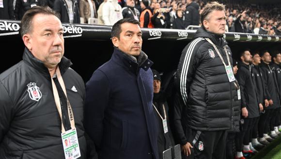 Beşiktaş Teknik Direktörü Van Bronckhorst, Göztepe mağlubiyeti hakkında konuştu! "Bu durumdan dönüş yapmak zor..."