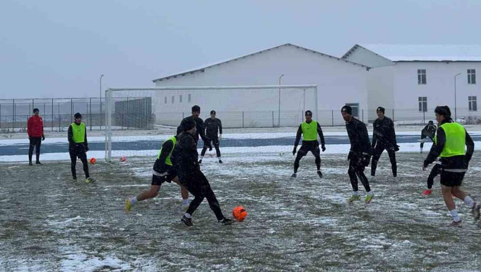 Kış onları durdurmadı! Muşspor karda antreman yaptı