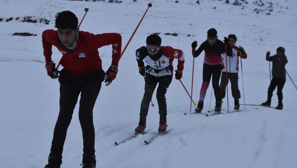 Yazın asfaltta çalışmışlardı! Bitlis'te kayaklı koşu takımı karla antrenmanlarına başladı