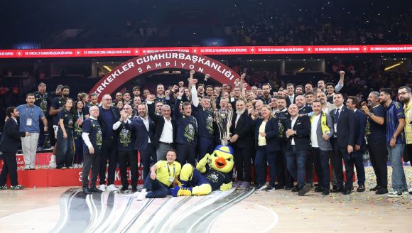 Fenerbahçe Beko sildi süpürdü...  Sarunas Jasikevicius, 2025 yılında ne kadar kupa varsa kazandı! Triple Crown yapan ilk Türk takımı