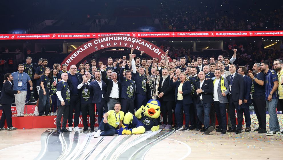 Fenerbahçe Beko sildi süpürdü...  Sarunas Jasikevicius, 2025 yılında ne kadar kupa varsa kazandı! Triple Crown yapan ilk Türk takımı