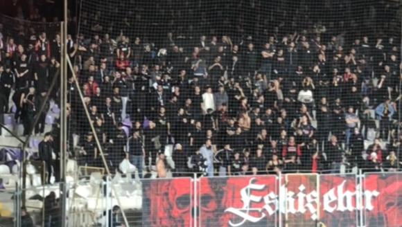 Afyonspor-Eskişehirspor maçında olay çıktı! Koltukları kırıp sahaya ve rakip taraftara attılar