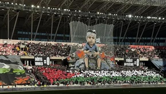 Sivasspor taraftarlarından "Gazze" koreografisi: "Dünya:0-Vicdan:0"