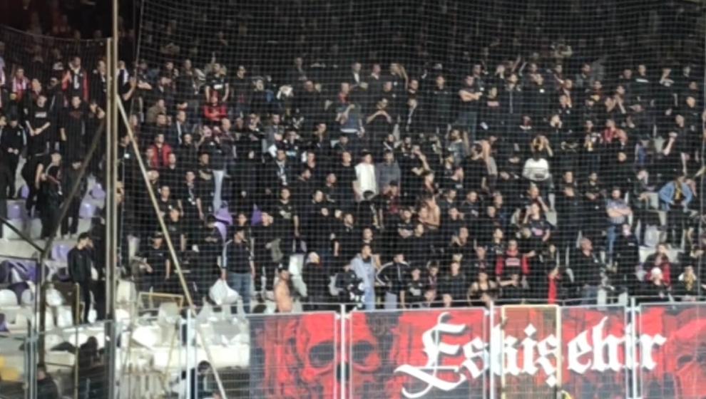 Afyonspor-Eskişehirspor maçında olay çıktı! Koltukları kırıp sahaya ve rakip taraftara attılar