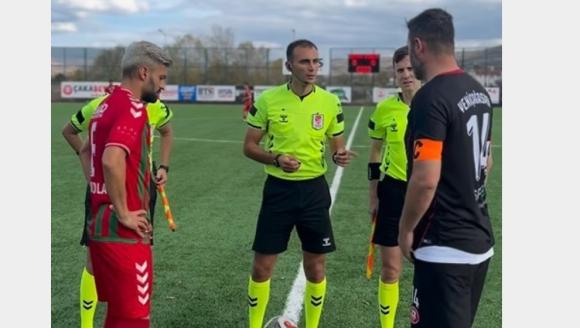 Hakem ile futbolcunun konuşması gündem oldu! Futbol maçının önüne geçti