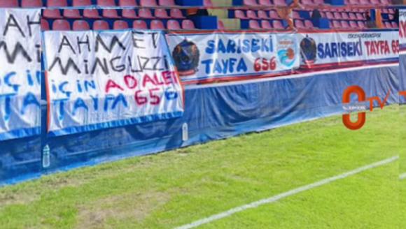 İskenderunspor'un taraftar grubu Sarıseki Tayfa 656 gönülleri fethetti! Çocuklardan Mattia Ahmet Minguzzi pankartı