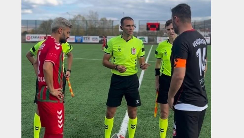 Hakem ile futbolcunun konuşması gündem oldu! Futbol maçının önüne geçti