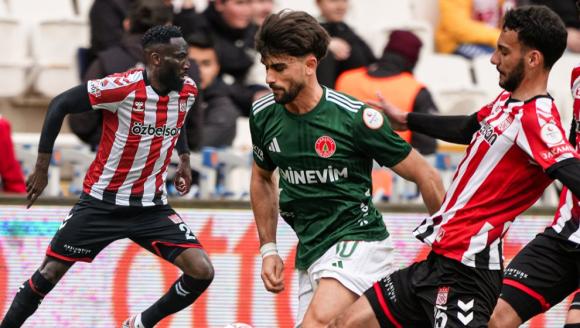 Sivasspor kendi evinde tek golle kazandı! Maçın başında talihsizlik yaşamıştı