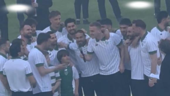 Bursaspor'un Şampiyonluk Kutlamasına Damga Vuran An: Futbolculardan  "Anlayan Anladı" Tezahüratı